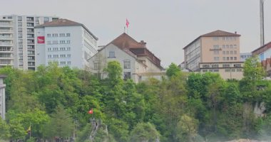 Ormanda güzel bir şelale Rheinfall 8k ultra hd