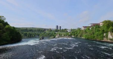 Ormanda güzel bir şelale Rheinfall 8k ultra hd