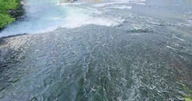 Ormanda güzel bir şelale Rheinfall 8k ultra hd