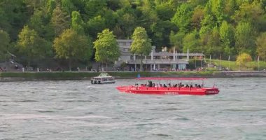 Ormanda güzel bir şelale Rheinfall 8k ultra hd