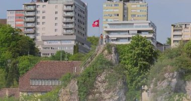 Ormanda güzel bir şelale Rheinfall 8k ultra hd