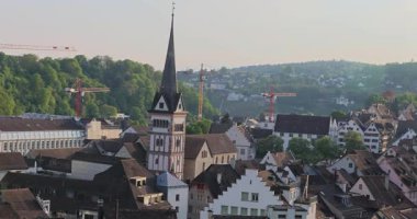 Ormanda güzel bir şelale Rheinfall 8k ultra hd