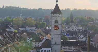 Ormanda güzel bir şelale Rheinfall 8k ultra hd