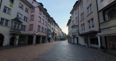 Ormanda güzel bir şelale Rheinfall 8k ultra hd