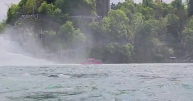 Ormanda güzel bir şelale Rheinfall 8k ultra hd