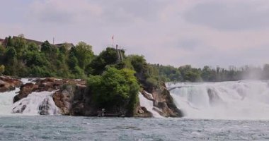 Ormanda güzel bir şelale Rheinfall 8k ultra hd