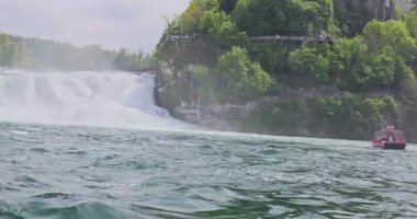 Ormanda güzel bir şelale Rheinfall 8k ultra hd