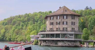 Ormanda güzel bir şelale Rheinfall 8k ultra hd