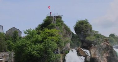 Ormanda güzel bir şelale Rheinfall 8k ultra hd