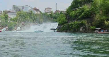 Ormanda güzel bir şelale Rheinfall 8k ultra hd