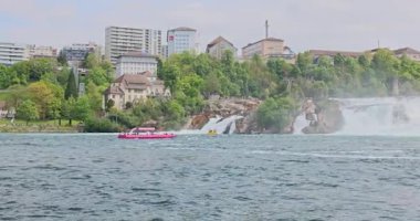 Ormanda güzel bir şelale Rheinfall 8k ultra hd