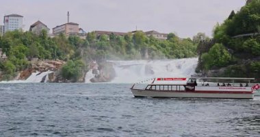 Ormanda güzel bir şelale Rheinfall 8k ultra hd