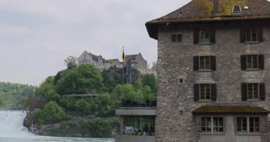 Ormanda güzel bir şelale Rheinfall 8k ultra hd