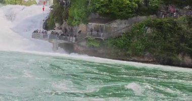 Ormanda güzel bir şelale Rheinfall 8k ultra hd