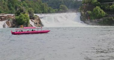 Ormanda güzel bir şelale Rheinfall 8k ultra hd