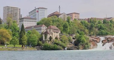Ormanda güzel bir şelale Rheinfall 8k ultra hd