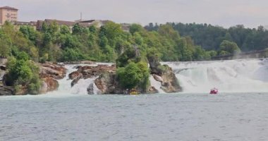 Ormanda güzel bir şelale Rheinfall 8k ultra hd