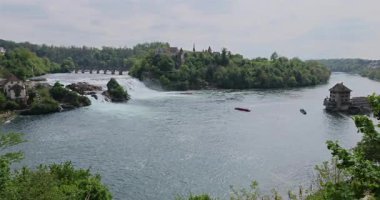 Ormanda güzel bir şelale Rheinfall 8k ultra hd