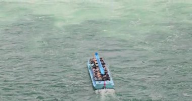 Ormanda güzel bir şelale Rheinfall 8k ultra hd