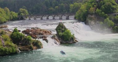 Ormanda güzel bir şelale Rheinfall 8k ultra hd