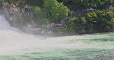 Ormanda güzel bir şelale Rheinfall 8k ultra hd