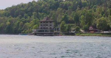 Ormanda güzel bir şelale Rheinfall 8k ultra hd