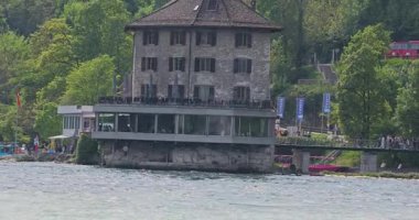 Ormanda güzel bir şelale Rheinfall 8k ultra hd