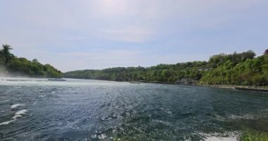 Ormanda güzel bir şelale Rheinfall 8k ultra hd