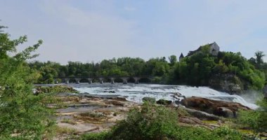 Ormanda güzel bir şelale Rheinfall 8k ultra hd