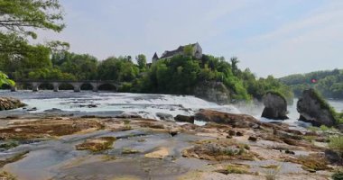 Ormanda güzel bir şelale Rheinfall 8k ultra hd