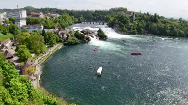 İsviçre 'de şelalesi olan güzel bir nehrin havadan çekilmiş görüntüsü.