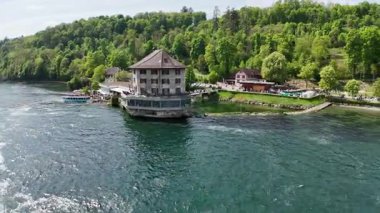 Parktaki nehrin güzel manzarası