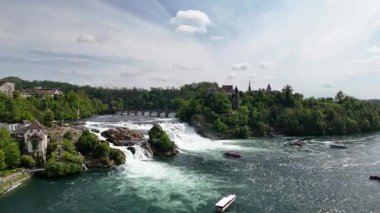 Şelaleli güzel ve güzel bir nehrin manzarası