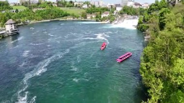 İsviçre 'de Avrupa' nın en büyük Ren Şelalesi etrafında uçuş