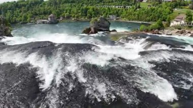 İsviçre 'de Avrupa' nın en büyük Ren Şelalesi etrafında uçuş