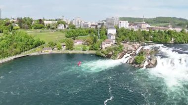 Dağlarda bir şelale