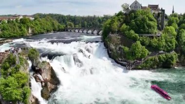 Ren manzarası şelaleden düşer, Ren Nehri Ren Vadisi, Almanya. Avrupa 'nın en ünlü simgesi. havadan görünüm