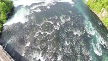 Şehirdeki nehirdeki bir teknenin havadan görüntüsü.