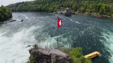 İsviçre 'deki nehrin güzel manzarası