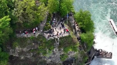 Ormandaki şelalenin havadan görünüşü