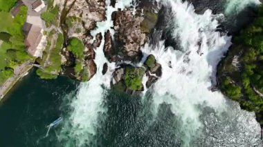 Norveç 'teki şelale ve nehrin havadan görünüşü. Güzel yaz manzarası