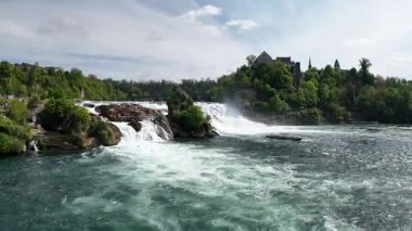 Doğanın arka planında güzel bir şelale