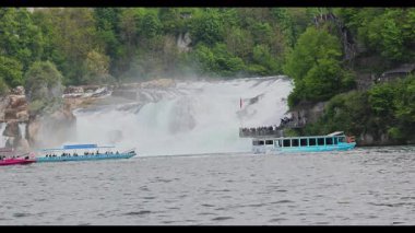 Akşam gölün güzel manzarası. 8k ultra HD.