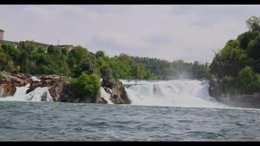 Akşam gölün güzel manzarası. 8k ultra HD.