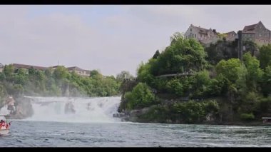 Akşam gölün güzel manzarası. 8k ultra HD.