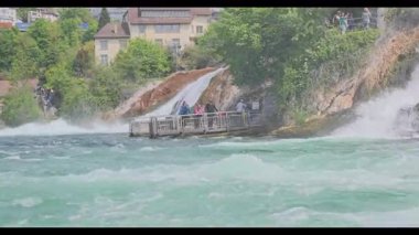 Akşam gölün güzel manzarası. 8k ultra HD.