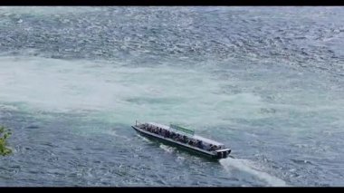 Akşam gölün güzel manzarası. 8k ultra HD.