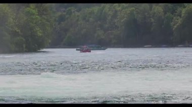 Akşam gölün güzel manzarası. 8k ultra HD.