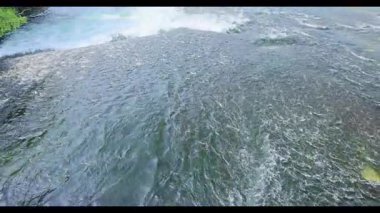 Akşam gölün güzel manzarası. 8k ultra HD.