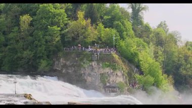 Akşam gölün güzel manzarası. 8k ultra HD.